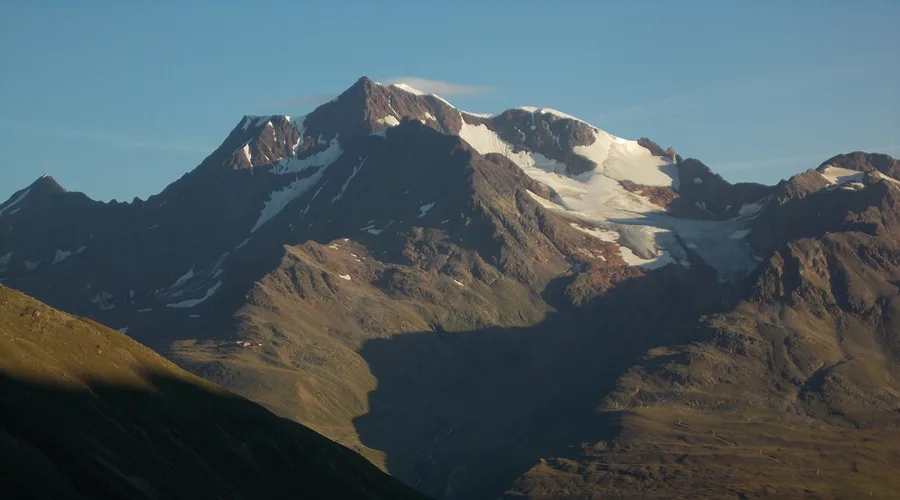 Die Wildspitze in den Ötztaler Alpen, Tirol, mit vergletschertem Nordgipfel, gesehen von Firmisan aus Südosten