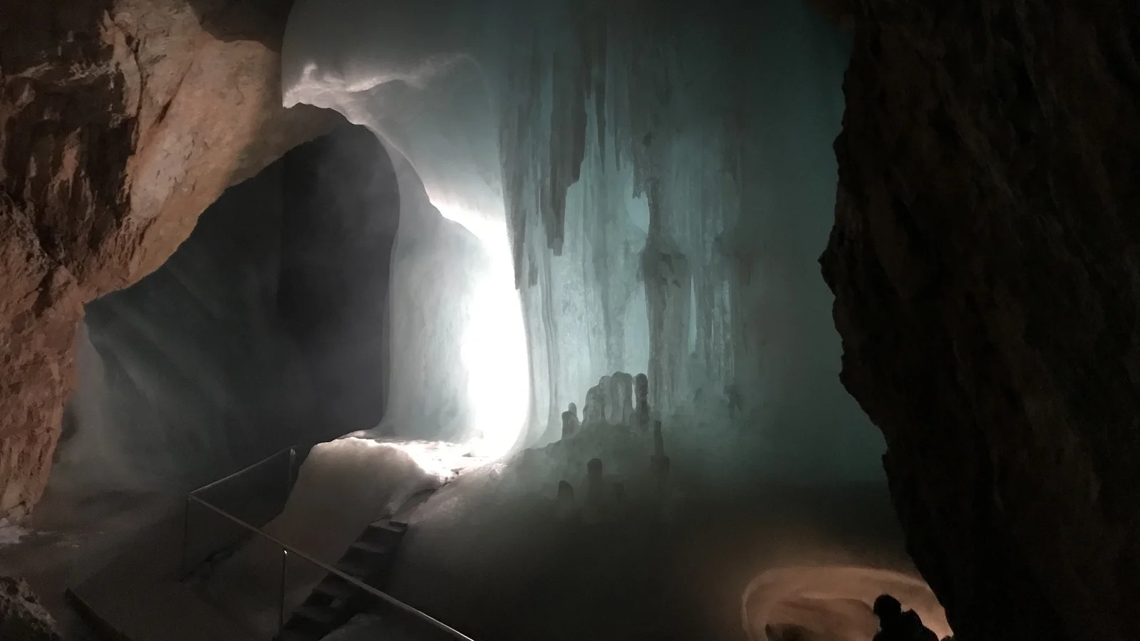 Eisformationen im Eingangsbereich der Eisriesenwelt in Werfen, Salzburg