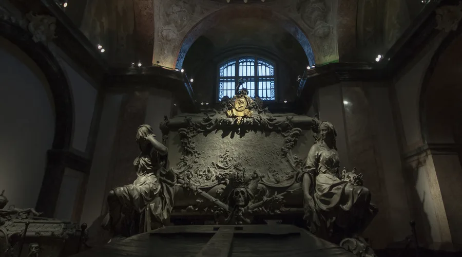Fußseite des Doppelsarkophags von Maria Theresia und Franz I. Stephan mit Trauerfiguren und Totenkopf-Relief
