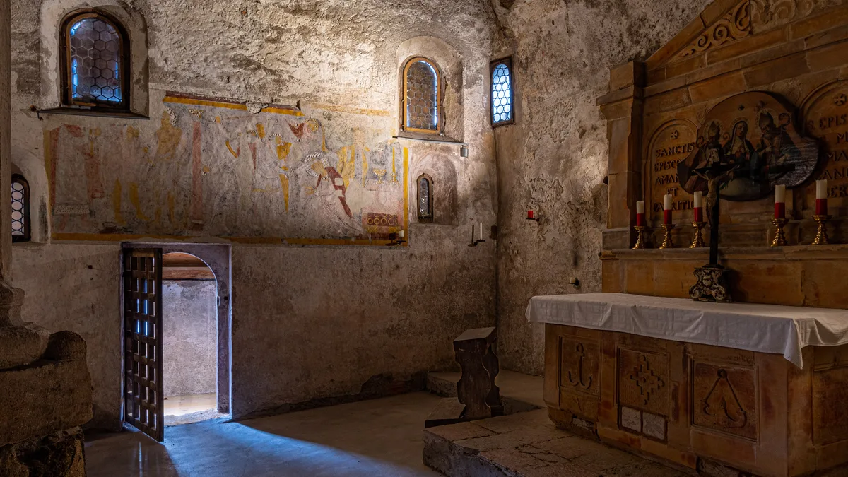 Freskenreste und Altar in der in den Fels gehauenen Gertraudenkapelle der Katakomben Salzburg