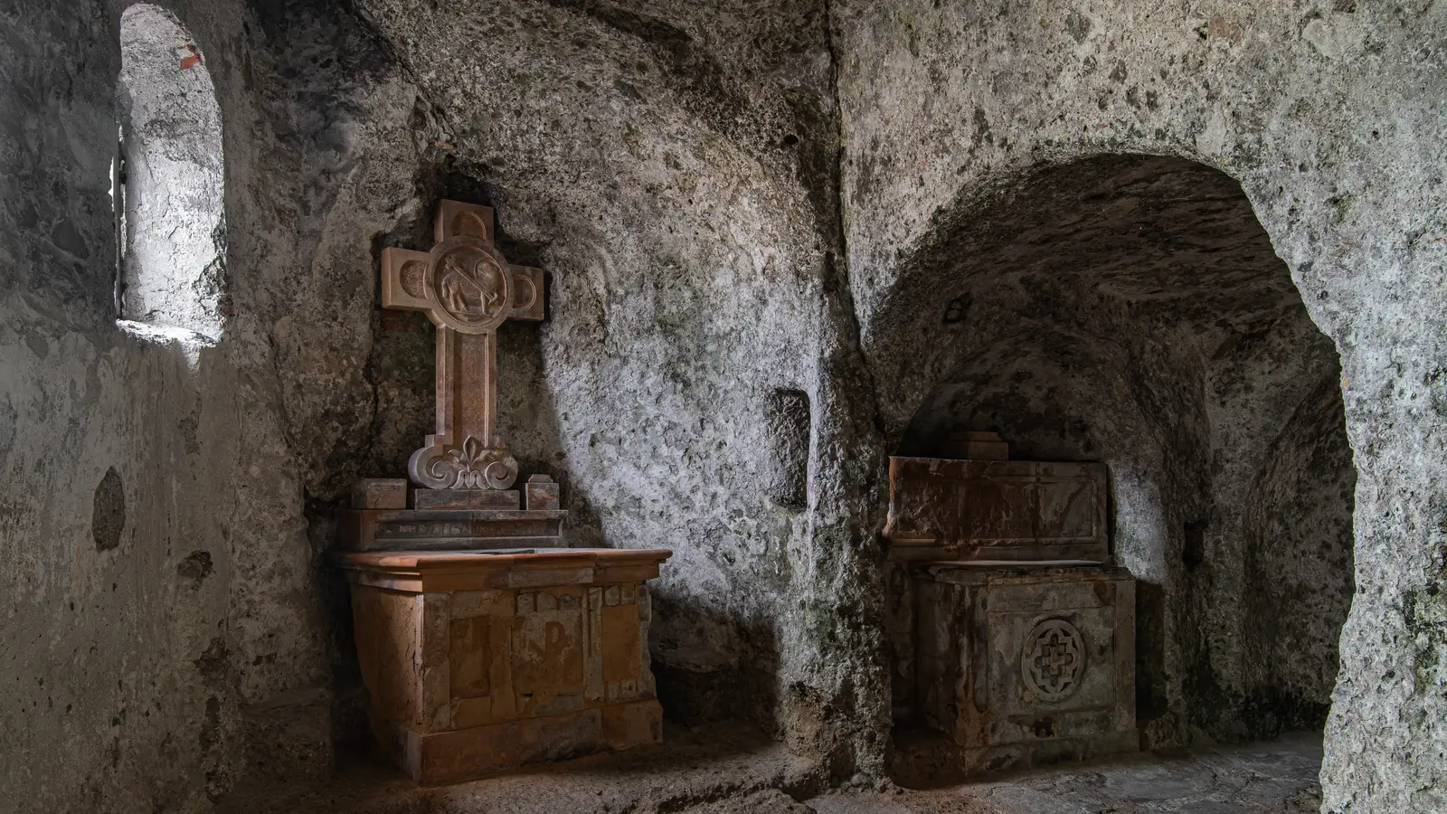 In den Fels gehauene Maximuskapelle in den Katakomben am Petersfriedhof Salzburg