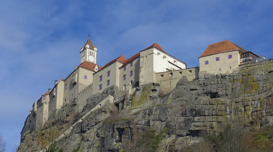 Der vulkanische Felsen der Riegersburg in der Steiermark mit der Burg auf dem Gipfel, an der Südwestwand verlaufen die Klettersteige