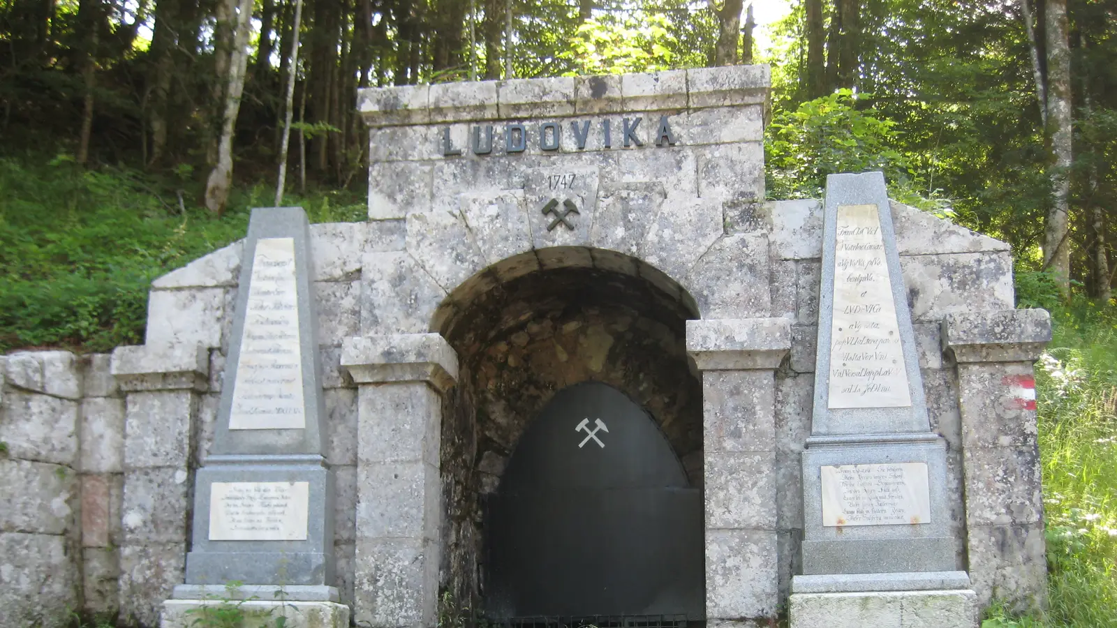 Historisches, verschlossenes Stollenportal "Ludovika" (1747) beim Salzbergwerk Bad Ischl in Perneck