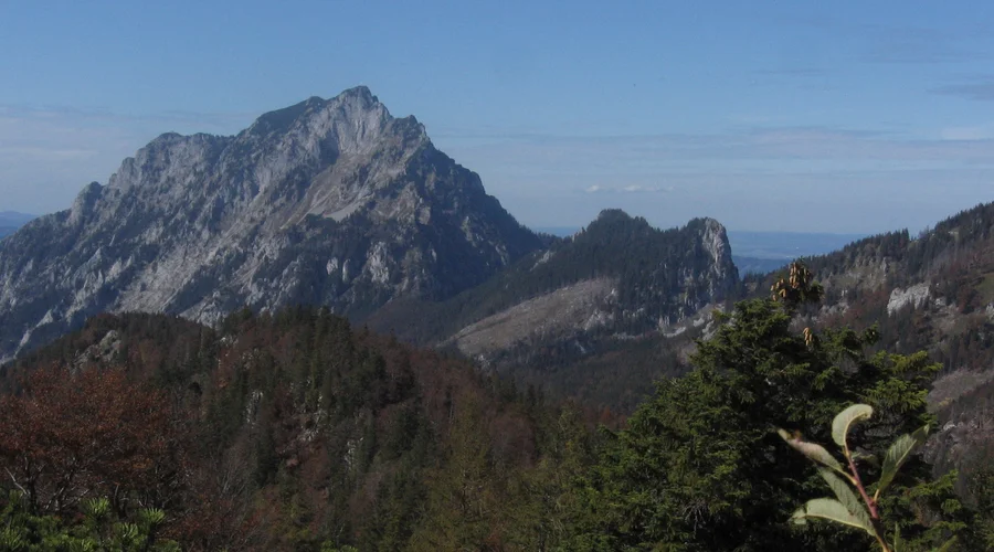 Die steile Ostflanke des Traunstein erhebt sich über dem Traunsee im Salzkammergut
